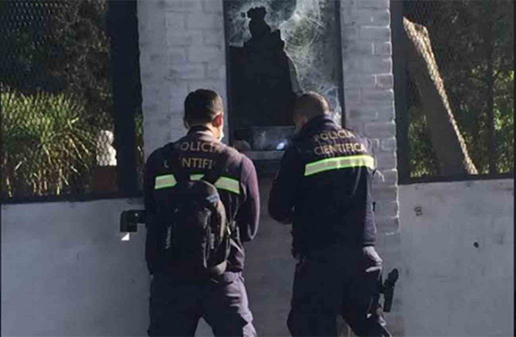 Policía Científica recaba pruebas en la Gruta de Lourdes donde robaron la imagen de la virgen
