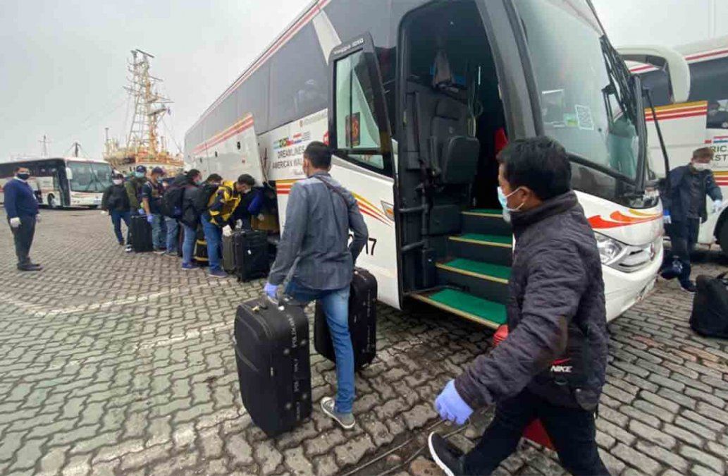 Así subían al ómnibus los tripulantes indonesios para ser trasladados desde el Puerto de Montevideo al Aeropuerto.