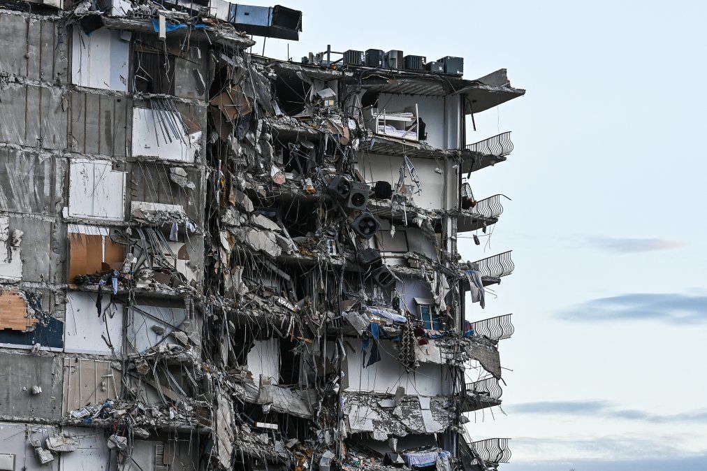 Escombros cuelgan de un edificio parcialmente derrumbado en Surfside al norte de Miami Beach Escombros cuelgan de un edificio parcialmente derrumbado en Surfside al norte de Miami Beach