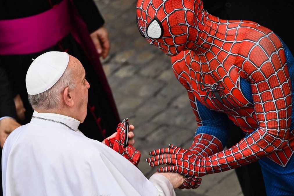 Un hombre vestido con un disfraz del personaje de fantasía de Spider-Man Un hombre vestido con un disfraz del personaje de fantasía de Spider-Man