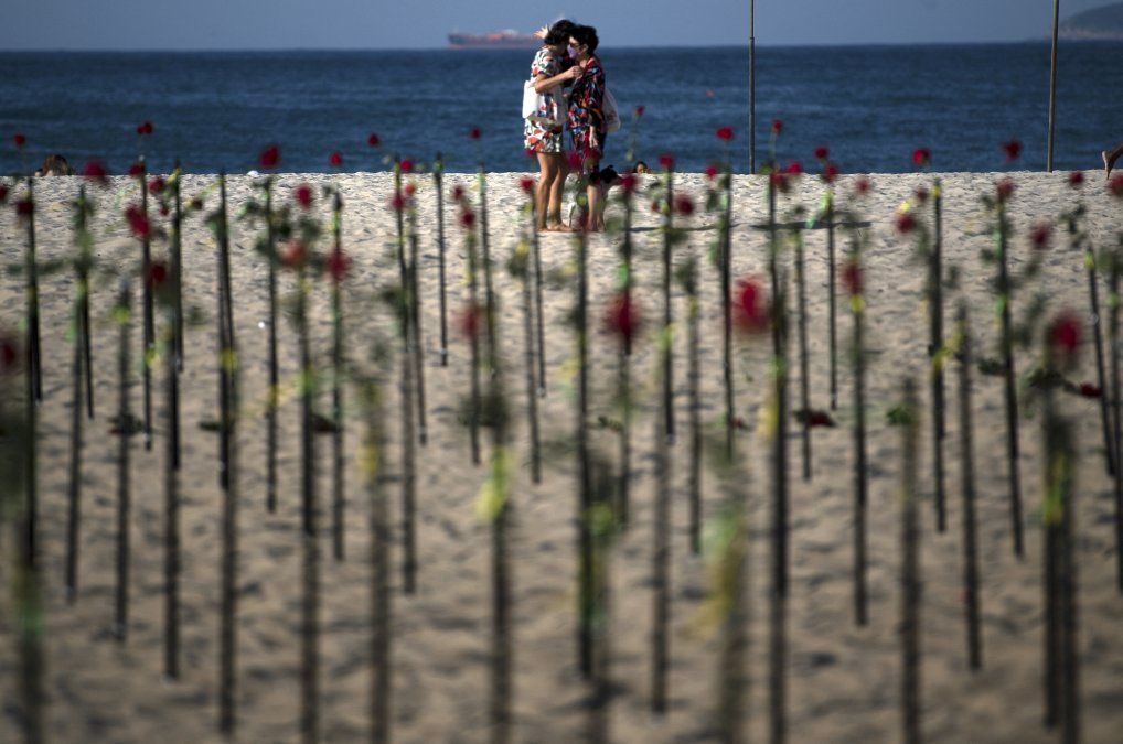 Rosas colocadas por la ONG Río de Paz en la playa de Copacabana Rosas colocadas por la ONG Río de Paz en la playa de Copacabana