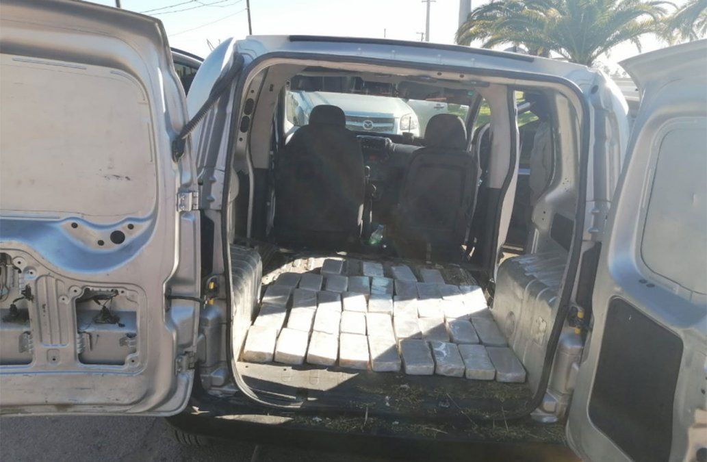 En esta camioneta estaba escondido gran parte del cargamento de pasta base