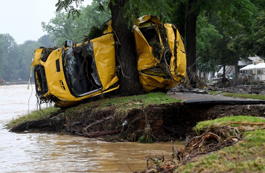 Una camioneta arrastrada por la corriente impactó contra un árbol en Bad Neuenahr-Ahrweiler, oeste de Alemania