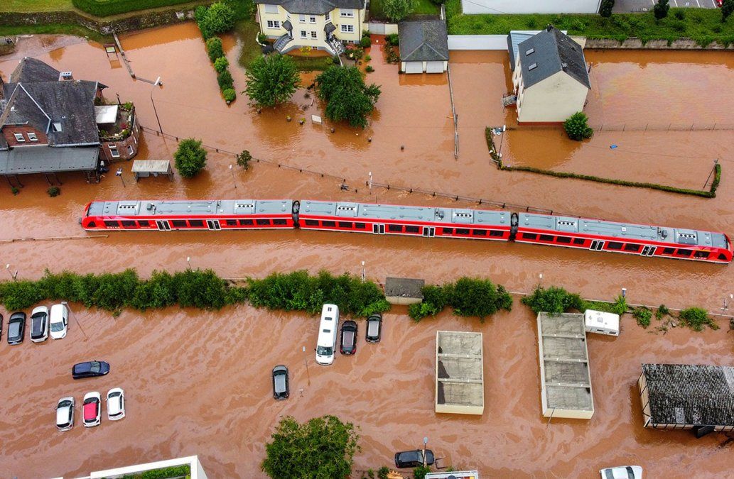 Una foto aérea muestra la estación de tren de Kordel inundada por el rio Kyll, en el oeste de Alemania