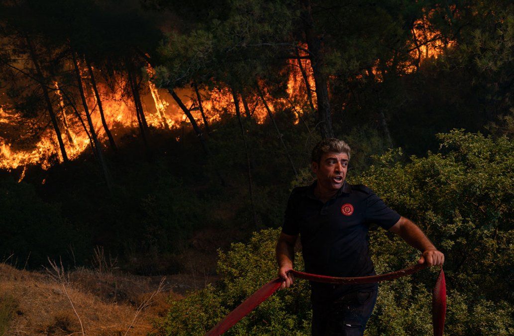Un bombero trabaja para combatir los incendios