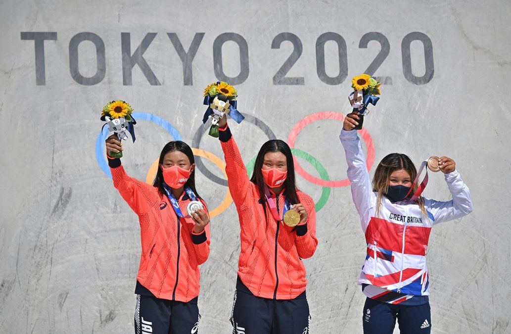 Las tres medallistas en el podio