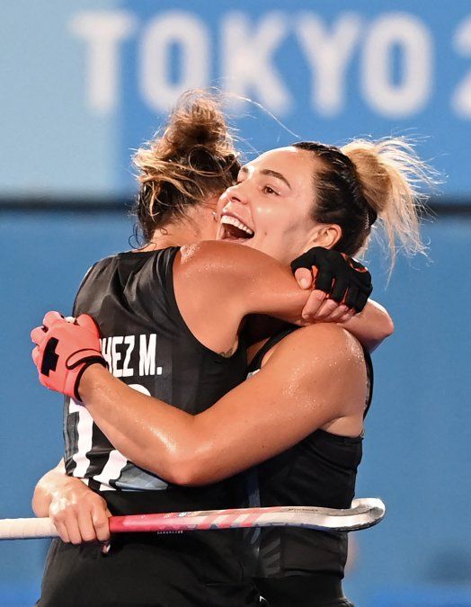 Barrionuevo, abrazada por sus compañeras. Es la figura del equipo