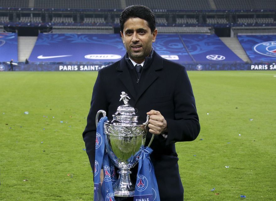 El presidente del PSG, Nasser Al Khelaifi, celebra tras la obtención de la Copa de Francia, que Paris Saint-Germain le ganó a Monaco en el Stade de France el 19 de mayo pasado