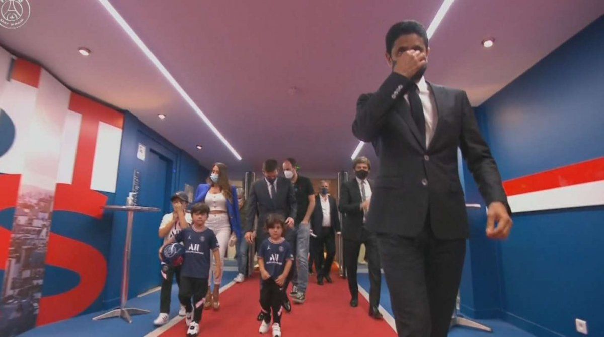Mateo Messi, vestido con la camiseta de PSG, encabeza la comitiva hacia la conferencia de prensa que dará su padre