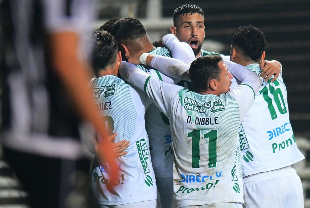 El festejo del plantel tras la victoria conseguida en el Parque Viera y posibilita a Plaza la clasificación directa a las finales del Uruguayo