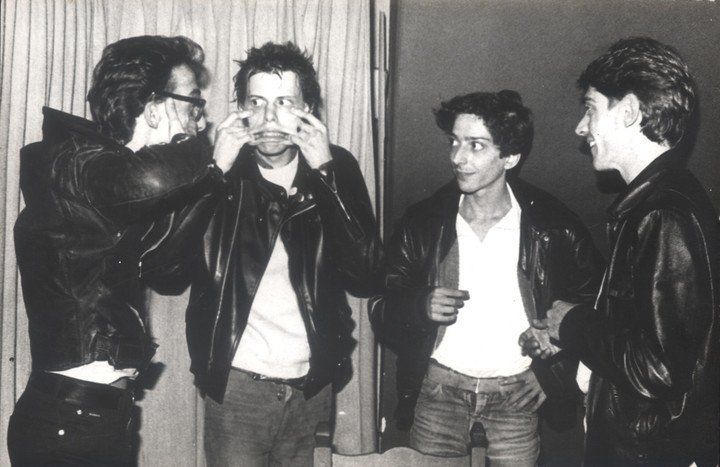 Pil Trafa con la gente de Virus, una banda amiga