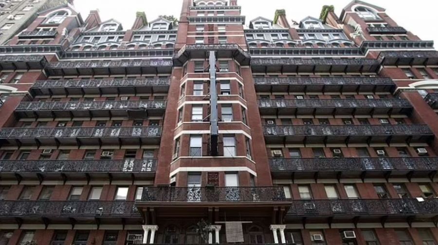 El mítico Chelsea Hotel, donde las estrellas de rock solían tener encuentros sexuales con fans. Jim Morrison, Dylan y otros tenían allí apartamentos