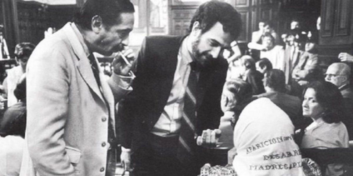 Los verdaderos Strassera y Moreno Ocampo durante el desarrollo del juicio.