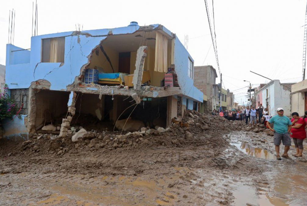 Avalancha de lodo arrasa un pueblo de Perú matando a un niño