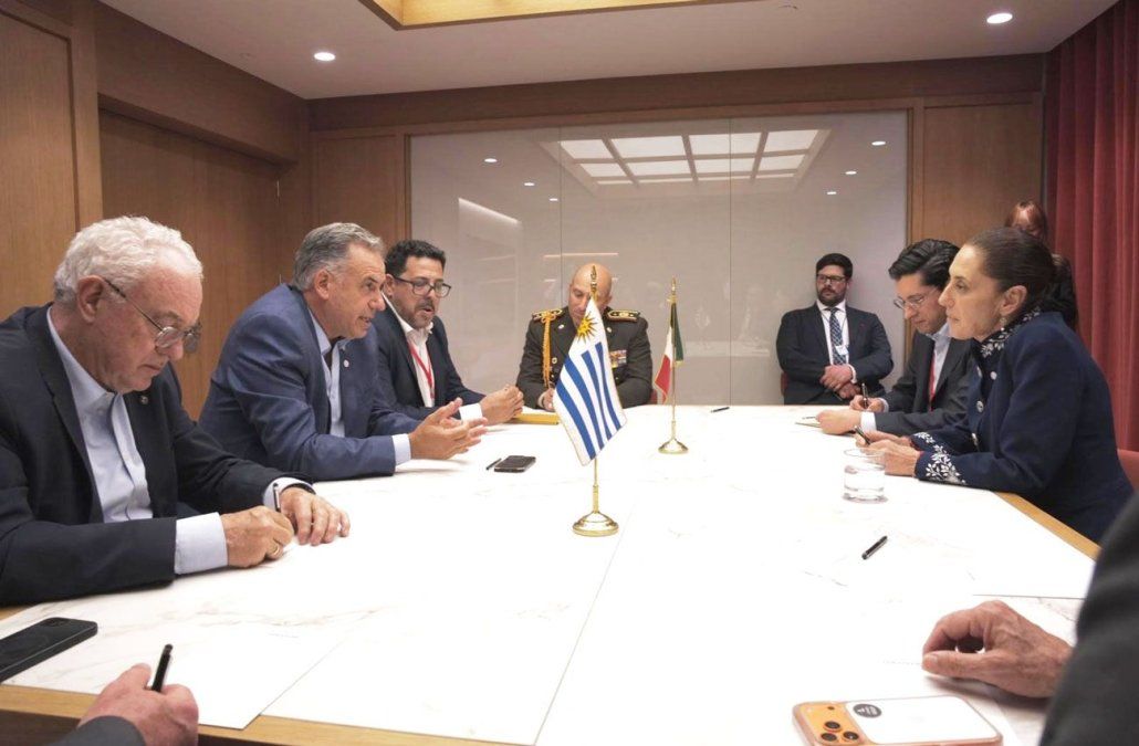 Orsi con la presidenta de México Claudia Sheinbaum, en Barcelona. Foto: Cancillería de Uruguay.