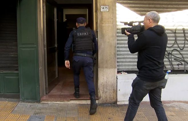 Foto: Subrayado. Policía ingresa al edificio del Centro donde prevé allanar.