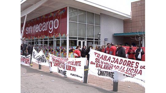 Fuecys vuelve a ocupar supermercados por mejores salarios