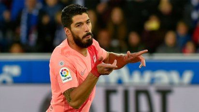 el barcelona de messi y suarez acaricia el titulo de liga tras derrotar 2-0 al alaves
