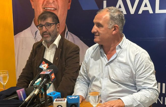 Daniel Ximénez con Fernando Pereira, en la conferencia de prensa este sábado 17 en Lavalleja. Foto: Yandira Castro, corresponsal de Subrayado.