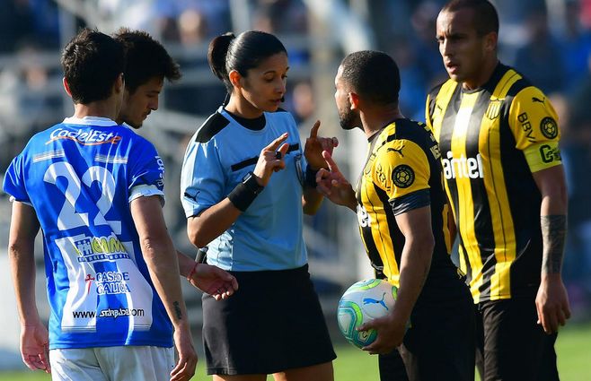 Claudia-Umpiérrez-árbitra-Peñarol.jpg