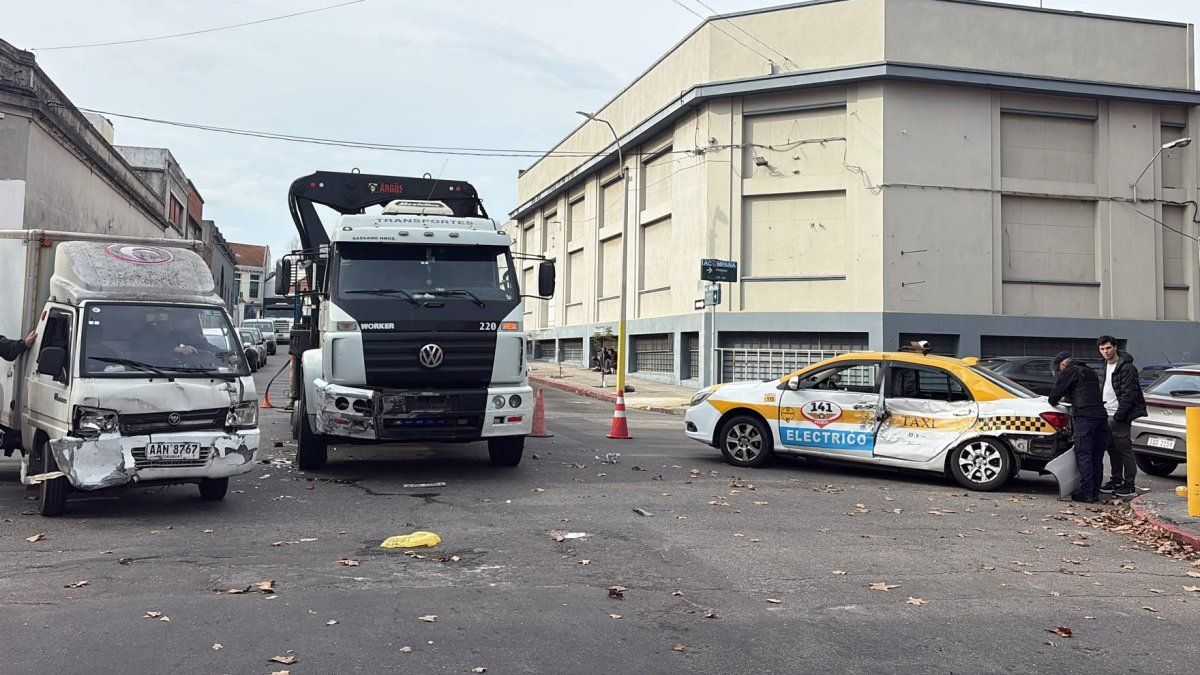 Choque múltiple en Aguada incluyó a dos camiones, un taxi y un auto estacionado; hubo heridos
