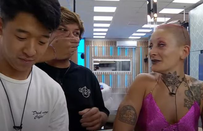 Emmanuel, Martín y Furia celebran tras una semana más en la casa de Gran Hermano. 