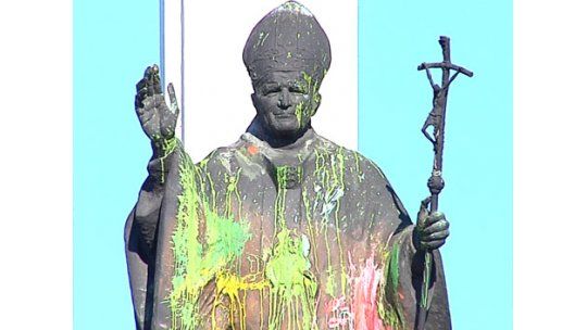 Pintaron de colores estatua del Papa; Municipio B la recuperará