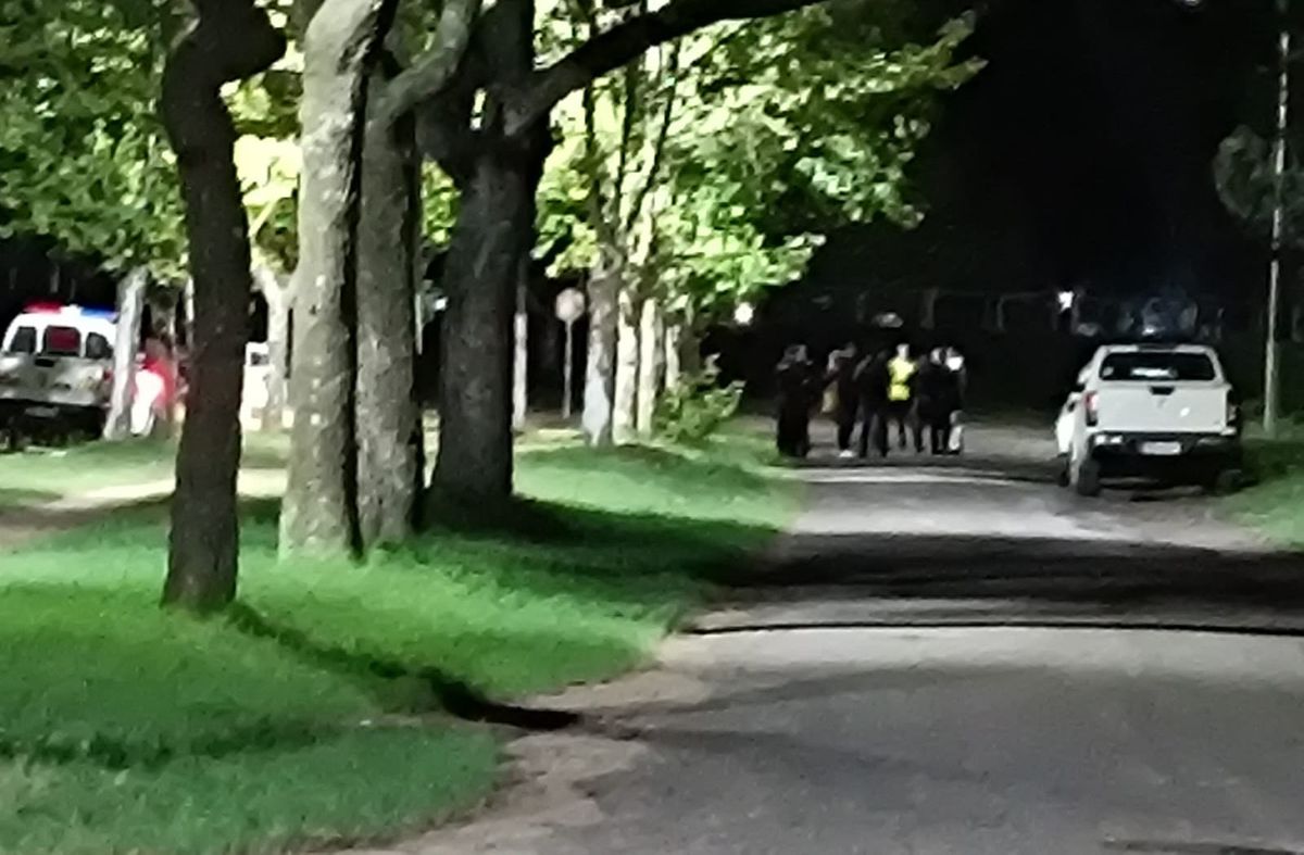 Foto: Emilio Rodríguez, Subrayado. La Policía trabajaba en la escena del hallazgo, en la noche de este 8 de marzo. Foto: Emilio Rodríguez, Subrayado. La Policía trabajaba en la escena del hallazgo, en la noche de este 8 de marzo.