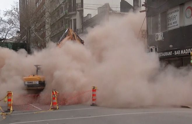 Momento final de la demolición, sobre la hora 12:00 de este jueves.