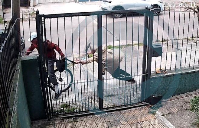 Captura de cámara de seguridad que registró la rapiña en Malvín Norte.