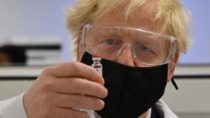 Primer ministro Boris Johnson posa con la vacuna AstraZeneca/Oxford University COVID-19, la otra candidata a la aprobación &nbsp;