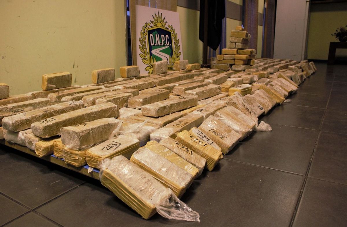 Foto: Policía Caminera. La Policía incautó 354 ladrillos de marihuana dentro de la camioneta.