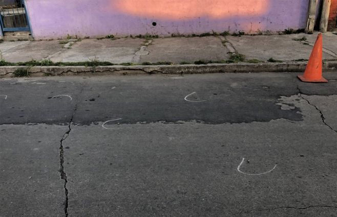 Foto de archivo. Vecinos y policías encuentran casquillos en las últimas horas en plenas calles del barrio Marconi.
