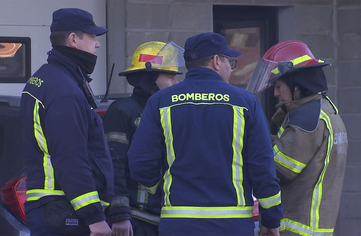 Incendio en una tarrina de producto químico en una empresa derivó en tres personas trasladadas al BSE