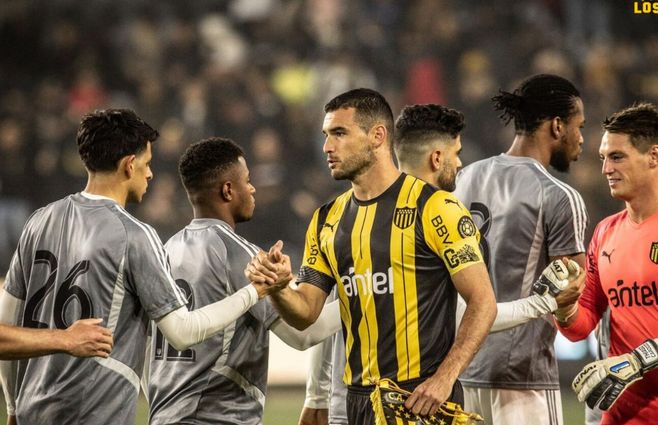 Tito Formiliano, capitán aurinegro, saluda a los jugadores de Los Ángeles F.C.