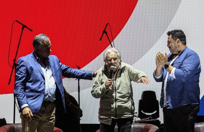 Foto: FocoUy. Yamandú Orsi, José Mujica y Alejandro Sánchez en octubre de 2024.