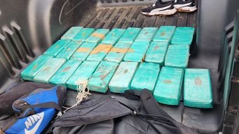 interceptaron un vehiculo con dos ocupantes que llevaban 25 ladrillos de droga en paysandu