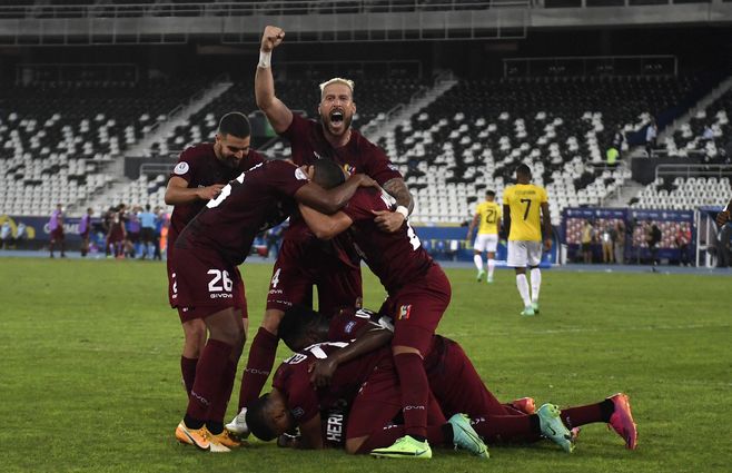 Venezuela festeja el gol de Ronald Hernández