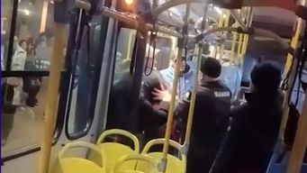 subieron cuatro y pagaron dos, el chofer del omnibus les pidio que abonaran el boleto y lo agredieron