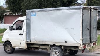delincuentes robaron un camion de reparto, volcaron y escaparon a pie