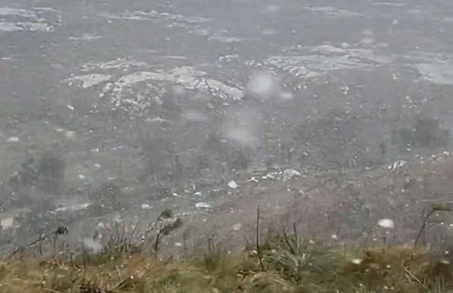 Nieve en la sierra del Carapé, Maldonado. Foto: captura de video de Mati Mederos en X.