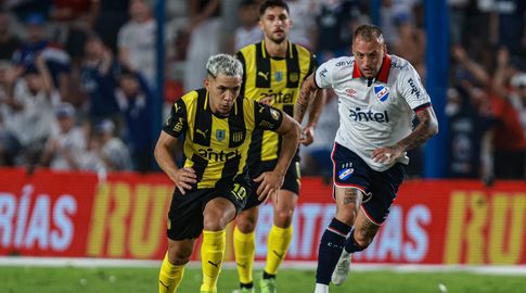 Con goles de Silvera y Recoba, Peñarol y Nacional empatan 1-1 en el Parque Central Con goles de Silvera y Recoba, Peñarol y Nacional empatan 1-1 en el Parque Central