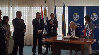 Lacalle Pou y la presidenta en ejercicio Beatriz Argimón en la base área numero 1. Foto: Valeria de los Santos, periodista de Subrayado.