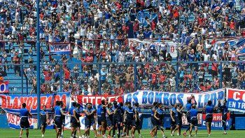 Nacional preparó el clásico con un banderazo de sus hinchas en el Parque Central