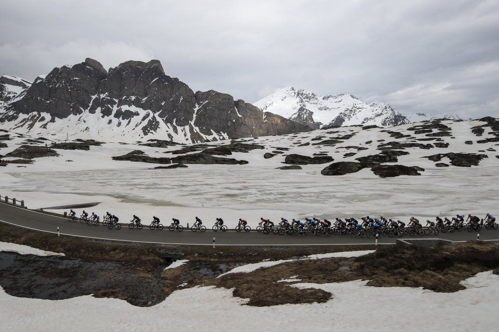 El pelotón atraviesa el paso de San Bernardino, Suiza, durante la 20a etapa de la carrera ciclista Giro dItalia 2021