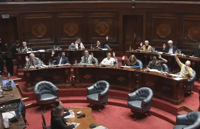 Senado sigue con debate sobre la Caja de Profesionales.