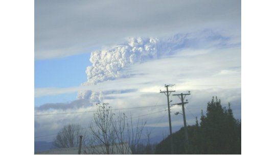 Alerta roja en Chile por erupción de un volcán en el sur del país