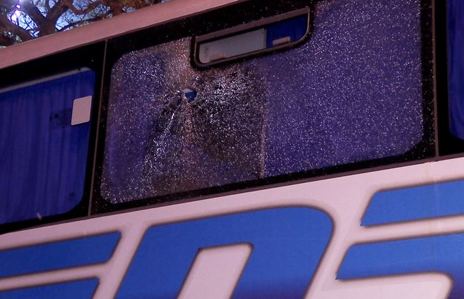 Foto: Subrayado. Ómnibus de utilería de Botafogo, con vidrio astillado; no hubo heridos.