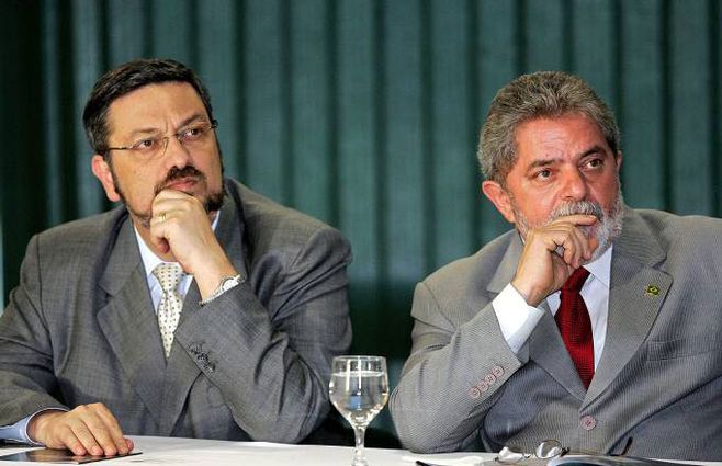 Palocci y Lula en 2005. El exministro acusa a Lula desde hace tiempo de haber tenido un pacto de sangre con Odebrecht