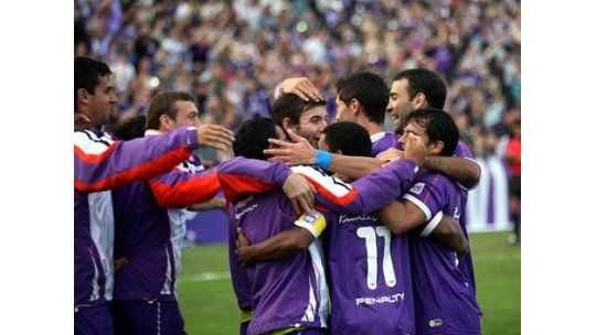 Defensor le ganó a Danubio, lo bajó de la punta y crece; 2 a 0